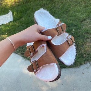 Sandals with fur